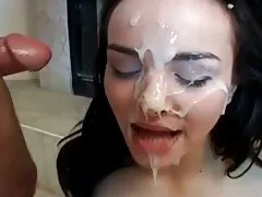 ป้าของเห็นหลานสาวของเธอกับนิ้วและตัดสินใจส่วนหนึ่ง วีดีโอ คอ ล xxx